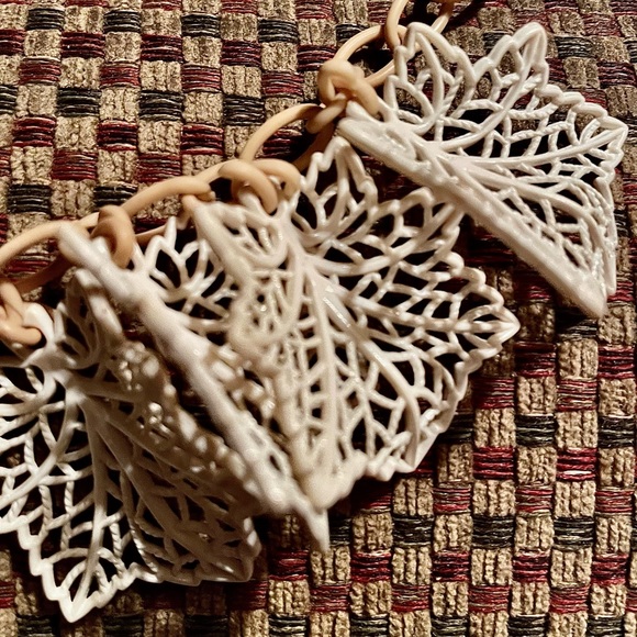Vintage celluloid leaf necklace. Fantastic! Pristine! - Picture 7 of 7